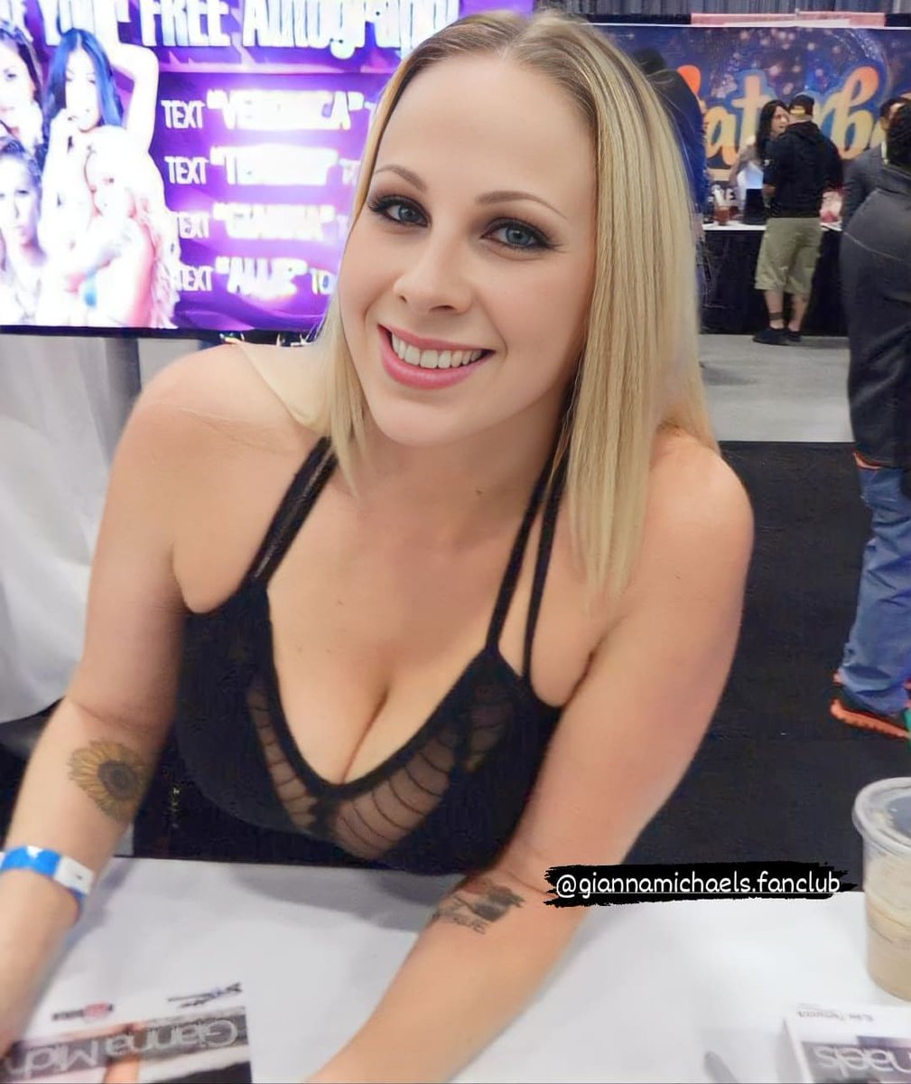Gianna Michaels Fanclub on X: @barrett1412 This so strange, I posted the  exact same photo before but then its without the glasses and the hair is a  little bit different 🤔 t.coYco12lPwLG 