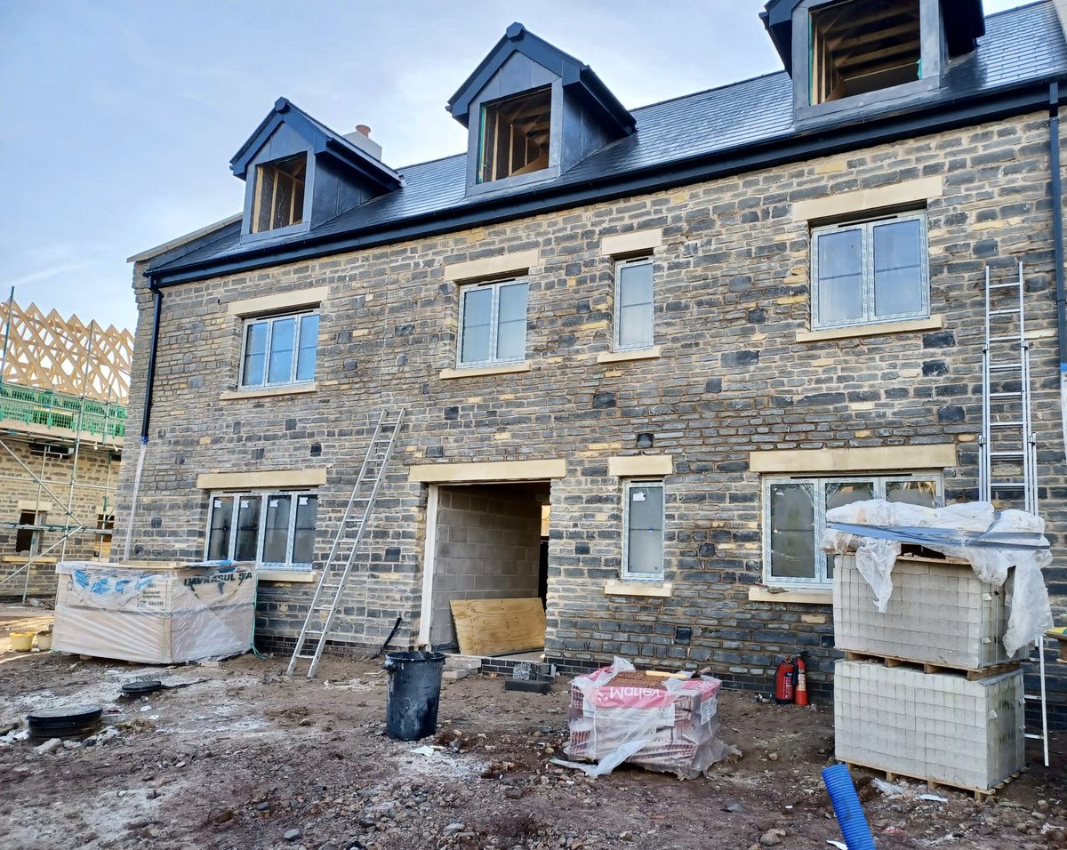 Lovell_Stone's tweet photo. This #development is being built in our light blue #lias #buildingstone. This beautiful bed of stone was extracted during a quarry campaign last year; it’s thinner and a softer blue compared to the usual beds. Unique and very special.
#naturalstone #britishstone #newhome https://t.co/ekZNCQj8Gz