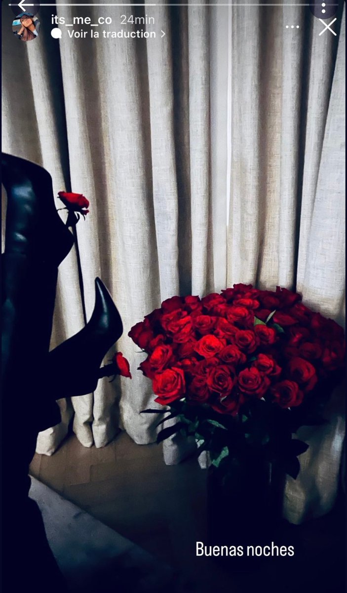 cherlene130's tweet photo. les 3 baby mama de Benzema qui on reçu un bouquet de fleurs de Benzema à la Saint-Valentin ,je sais pas comment je le prendrais à la place de Jiordyn.... j 'aurais grave les nerfs ,celui de Cora est le plus beau 👀, il a pris les mêmes à  Jirodyn et Chloe 💀 https://t.co/SAInClFBlY
