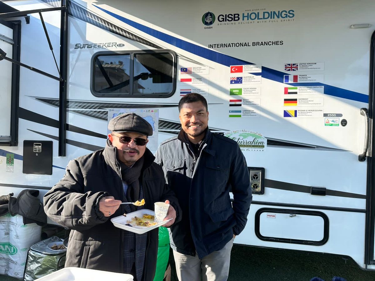 shamsuliskandar's tweet photo. 9.30 pagi waktu Gaziantep bersama Saudara Akmal Zharif, SuPol Menteri Luar. Kami syukur ada nasi goreng walaupun sejuk. Pagi ni -6 celsius. Semoga ALlah permudahkan urusan pasukan SMART kita dan juga rakyat serta pimpinan Turkiye. #MalaysiaMadani https://t.co/P1HXr92MTd