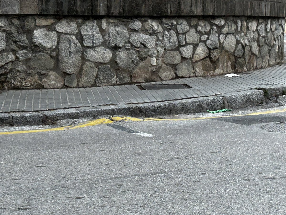 macyus's tweet photo. Hola en Mollet llevamos tiempo con unos baches bastantes grandes en C/Joan maragall -C/Rafael casanovas ,Justo en el paso a nivel ,gracias @molletopina https://t.co/9xVWGyI2Xi