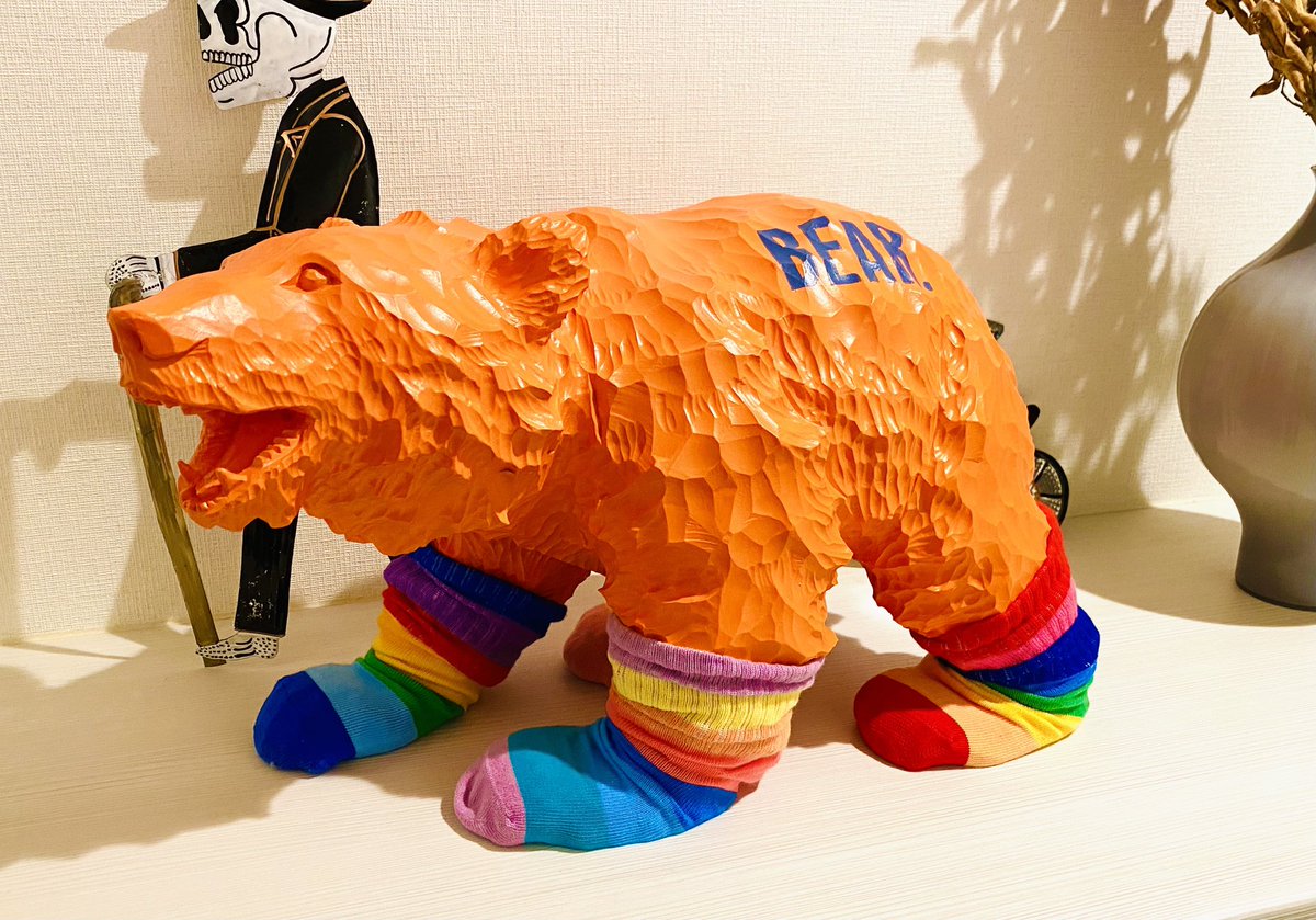 「あれからクマをオレンジに塗ってBEARって書いて光沢のニスとトップコート噴いて子」|大久保篤/Atsushi Ohkuboのイラスト