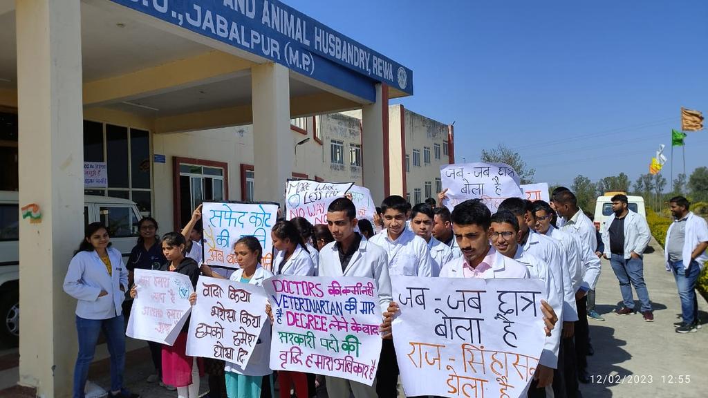 Sakshi Darbar (@maleficent1221) on Twitter photo Sixth day and students voice goes unheard in this democratic country.
#increase_vet_stipend
#mp_vets
#increaseMPvetStipend <a href="/OfficeofSSC/">Office of Shivraj</a>
<a href="/presidentVCI/">Dr. Umesh C Sharma</a> <a href="/governorMP/">Governor of Madhya Pradesh</a>
<a href="/RewaCollector/">Collector Rewa</a> <a href="/INCIndia/">Congress</a>
<a href="/ABVPMB/">ABVP Madhyabharat</a> <a href="/NSUIMP/">NSUI Madhya Pradesh</a> <a href="/MLApremsinghBJP/">Premsingh Patel (मोदी का परिवार)</a> <a href="/presidentVCI/">Dr. Umesh C Sharma</a> <a href="/DrMohanYadav51/">Dr Mohan Yadav</a> <a href="/GovernorMP/">Governor of Madhya Pradesh</a> <a href="/CMMadhyaPradesh/">Chief Minister, MP</a> Sixth day and students voice goes unheard in this democratic country.
#increase_vet_stipend
#mp_vets
#increaseMPvetStipend <a href="/OfficeofSSC/">Office of Shivraj</a>
<a href="/presidentVCI/">Dr. Umesh C Sharma</a> <a href="/governorMP/">Governor of Madhya Pradesh</a>
<a href="/RewaCollector/">Collector Rewa</a> <a href="/INCIndia/">Congress</a>
<a href="/ABVPMB/">ABVP Madhyabharat</a> <a href="/NSUIMP/">NSUI Madhya Pradesh</a> <a href="/MLApremsinghBJP/">Premsingh Patel (मोदी का परिवार)</a> <a href="/presidentVCI/">Dr. Umesh C Sharma</a> <a href="/DrMohanYadav51/">Dr Mohan Yadav</a> <a href="/GovernorMP/">Governor of Madhya Pradesh</a> <a href="/CMMadhyaPradesh/">Chief Minister, MP</a>