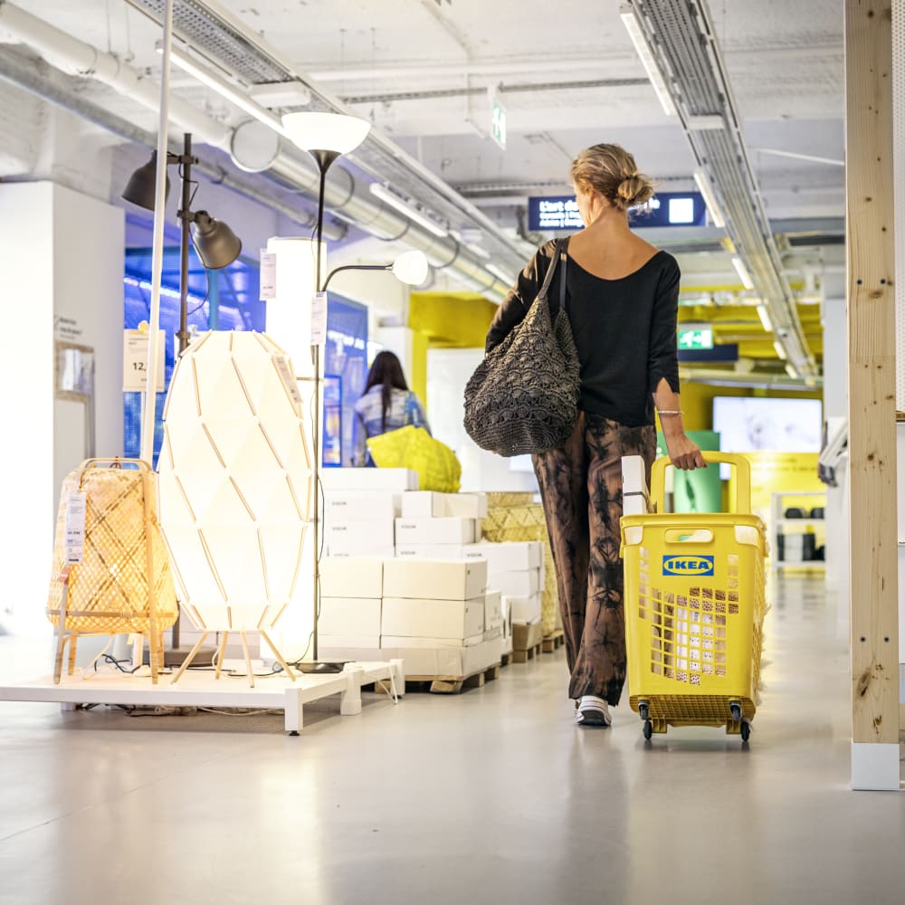 Vägen mot hållbarhet är långt ifrån spikrak – och för de flesta företag inom detaljhandeln är det näst intill omöjligt att nå ända fram. Doktoranden Axel Welinder har följt möbelgiganten Ikeas komplexa hållbarhetsresa. mynewsdesk.com/se/hogskolan_k…