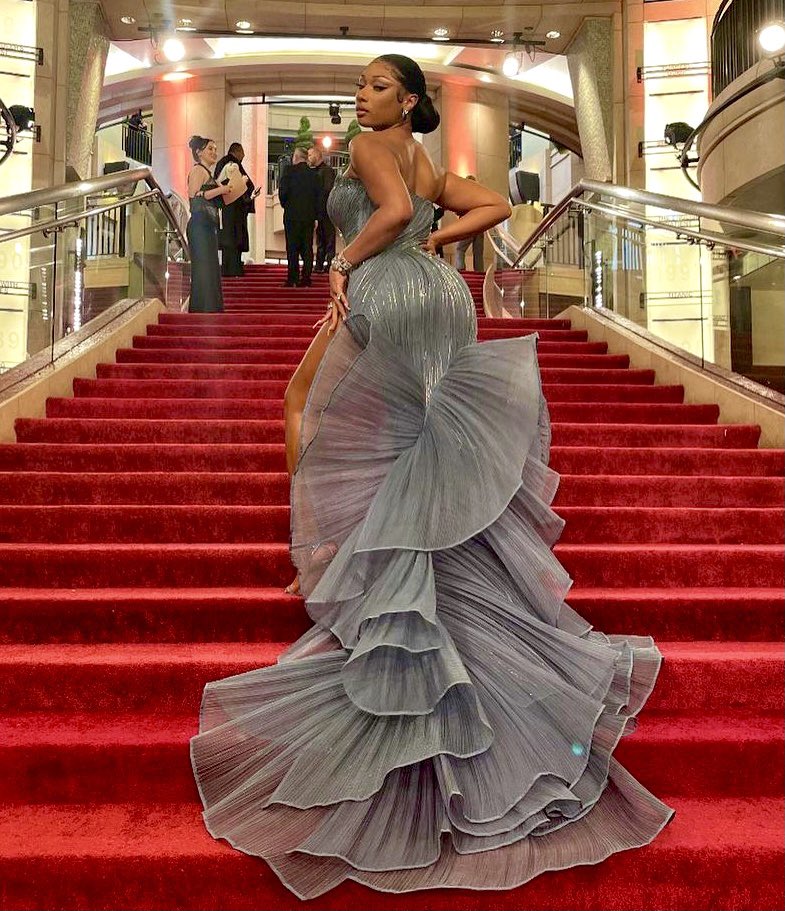 ITgworl01's tweet photo. Best red carpet lewks πΈ #HappyBirthdayMegan #WeLoveYouMegan #BuyNDA https://t.co/c1JoMkZNib