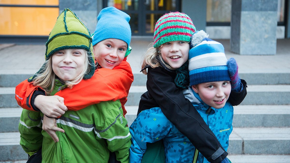 Tilastokeskus's tweet photo. Tilastokeskus on selvittänyt lapsia koskevan tiedon tilaa osana kansallista lapsistrategiaa. Lapsistrategian toimenpiteessä koottiin lasten hyvinvoinnin indikaattorit yhteen tietopohjaan ja kartoitettiin tiedon katvealueet.  #lapsistrategia
https://t.co/Oax2ejVAiX https://t.co/GRTBP3OuF3
