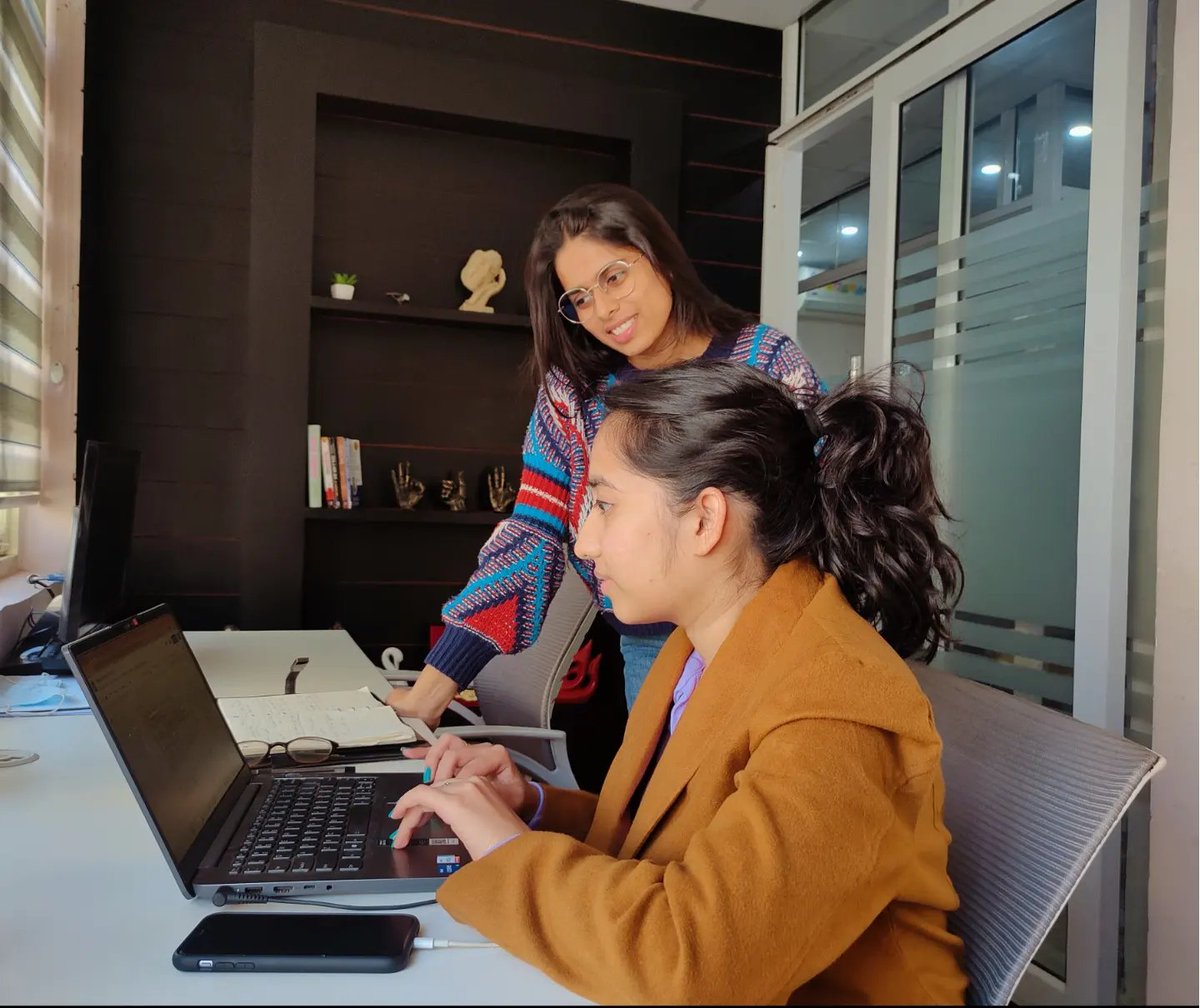 visualhousetvh's tweet photo. Here's to the team that's leading the revolution at @thevisualhousetvh With innovative thinking and a fierce drive, we're breaking down barriers and pushing boundaries every day. 

P.S: Never forget to have a good time at your workplace.
.
.
#thevisualhouse #officediaries https://t.co/rBXMosF2PQ