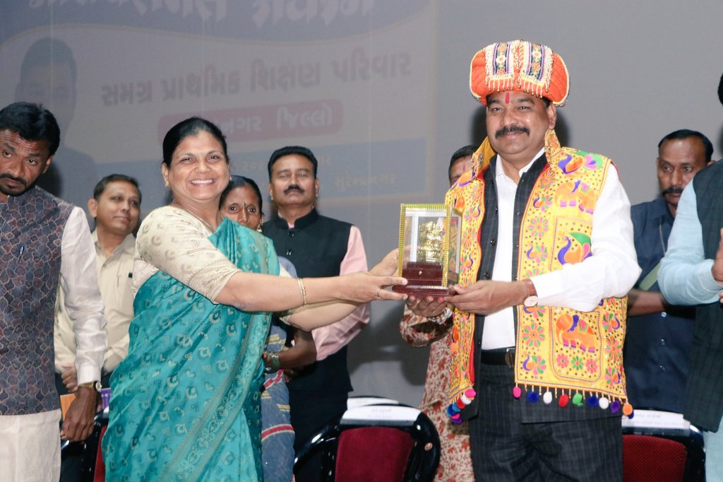 CRC_BHALGAMDA's tweet photo. જિલ્લા પ્રાથમિક શિક્ષણ સમિતિ તથા સમગ્ર શિક્ષા કચેરી સુરેન્દ્રનગર દ્વારા આયોજિત સારસ્વત સન્માન અને મોટીવેશનલ કાર્યક્રમમાં માનનીય શિક્ષણ મંત્રી શ્રી @kuberdindor સાહેબની પ્રેરક ઉપસ્થિતિ.
શાળા કક્ષાએ શ્રેષ્ઠ કામગીરી કરતા શિક્ષકો તેમજ ગુણોત્સવ માં આવેલ ગ્રીન શાળા ને સન્માનવામાં આવી. https://t.co/vF2BldXOU6