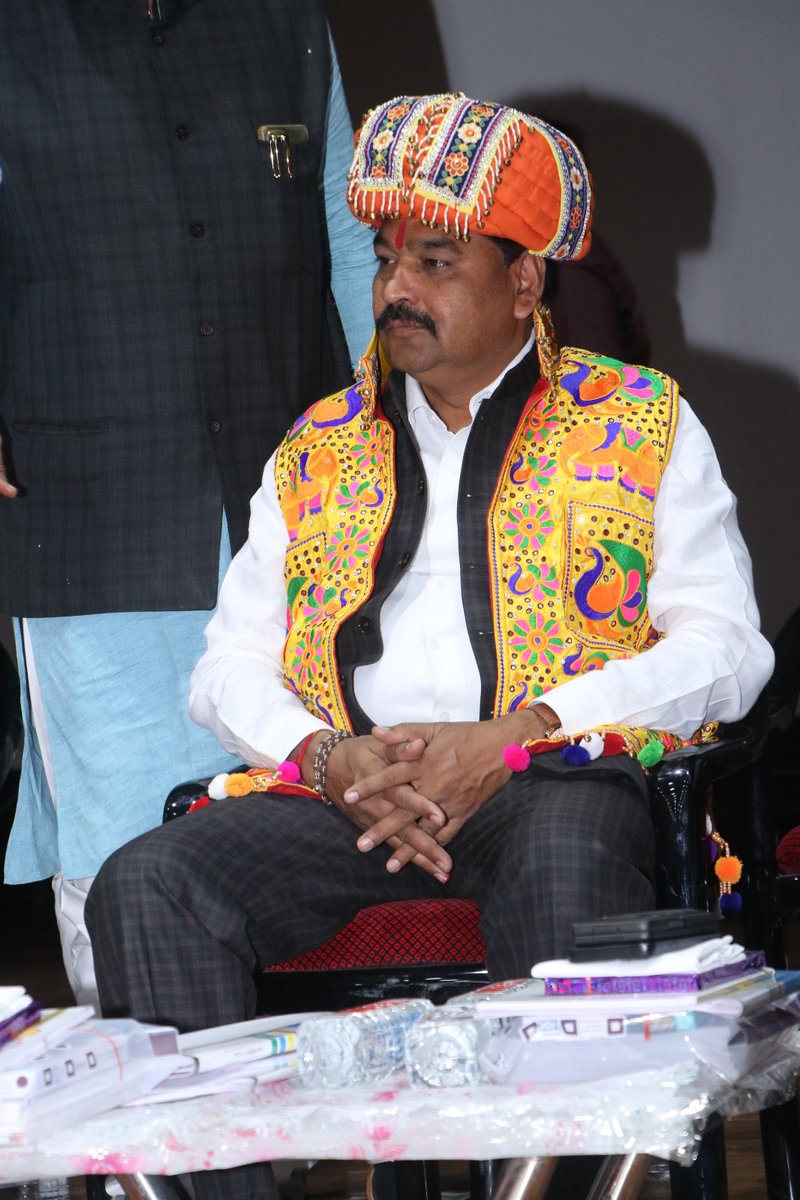 CRC_BHALGAMDA's tweet photo. જિલ્લા પ્રાથમિક શિક્ષણ સમિતિ તથા સમગ્ર શિક્ષા કચેરી સુરેન્દ્રનગર દ્વારા આયોજિત સારસ્વત સન્માન અને મોટીવેશનલ કાર્યક્રમમાં માનનીય શિક્ષણ મંત્રી શ્રી @kuberdindor સાહેબની પ્રેરક ઉપસ્થિતિ.
શાળા કક્ષાએ શ્રેષ્ઠ કામગીરી કરતા શિક્ષકો તેમજ ગુણોત્સવ માં આવેલ ગ્રીન શાળા ને સન્માનવામાં આવી. https://t.co/vF2BldXOU6