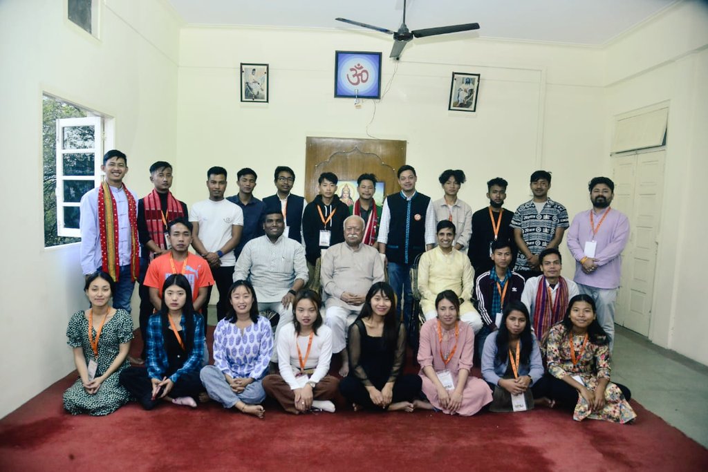 .<a href="/SEILOrgIn/">SEIL</a> द्वारा आयोजित राष्ट्रीय एकात्मता यात्रा के उ कियांग नांगबाह समूह के प्रतिनिधियों ने नागपुर में <a href="/RSSorg/">RSS</a> के परम पूज्य सरसंघचालक <a href="/DrMohanBhagwat/">Mohan Bhagwat</a> जी से भेंट की और उनके साथ इस यात्रा के अनुभवों को साझा किया।

#SEILTour2023