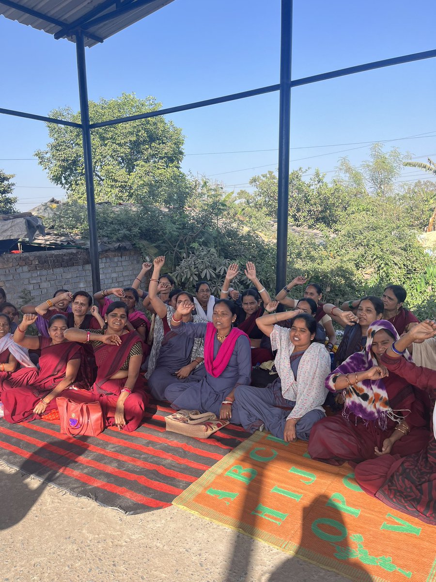 आंगनबाड़ी कार्यकर्ता 
ये मल्टीटास्किंग हैं 
इलेक्शन में ड्यूटी के साथ सभी विभागों में काम के लिए भरपूर सदुपयोग होता हैं इनका 

कई लोगों की 20 साल की सर्विस हो गई 

मानदेय
कार्यकर्ता 6500
सहायिका 3200

काम के मुक़ाबले मेहनताना कितना होना चाहिए?
ये तो सिर्फ़ कलेक्टर दर माँग रही हैं