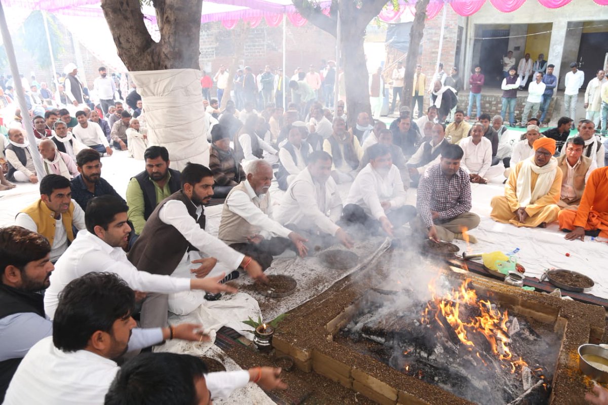 socialistaditya's tweet photo. ग्राम फतेहपुरा, जस��ंतनगर में श्री महावीर यादव जी की धर्मपत्नी के शांति हवन में शामिल हुआ https://t.co/wxQxlAbJQx