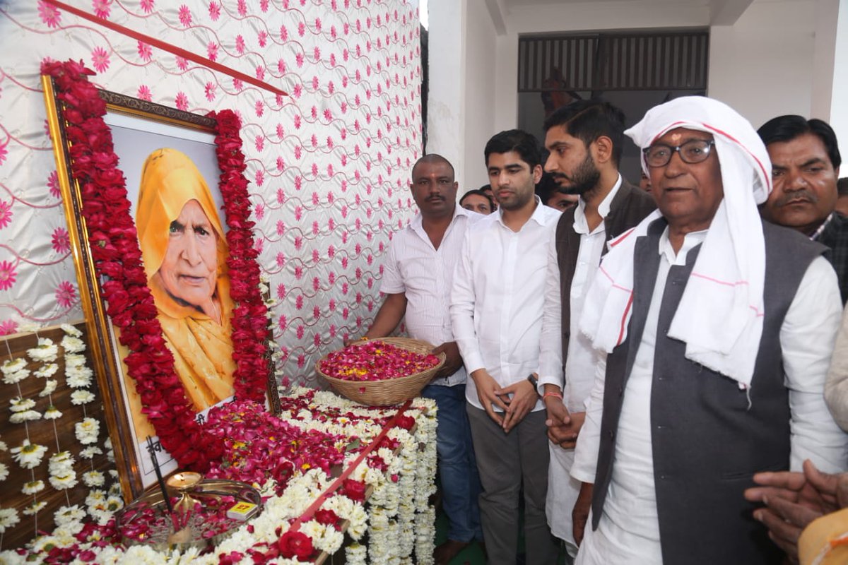 socialistaditya's tweet photo. ग्राम फतेहपुरा, जस��ंतनगर में श्री महावीर यादव जी की धर्मपत्नी के शांति हवन में शामिल हुआ https://t.co/wxQxlAbJQx