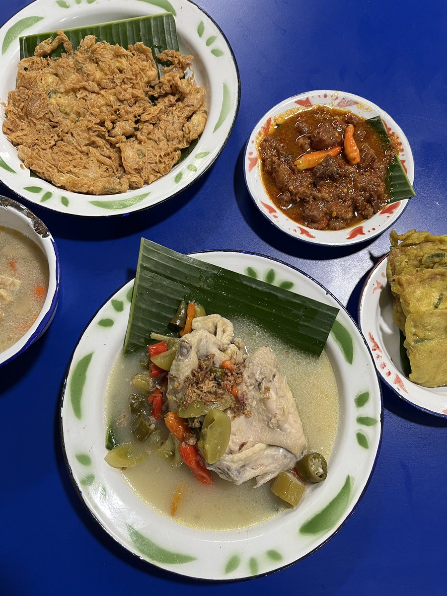 drhaltekehalte's tweet photo. Siang ini #BelokKeBlokM buat makan di Kedai Rukun Yakarta (cabang dari Jogja) di pujasera Blok M Square lantai LG Blok G 222, 100 meter dari Terminal Blok M. Makan nasi mangut lele Rp26K, terus cobain endog kriwil Rp10K dan garang asem Rp25K. Enak semua. Senin tutup, ya. #dhkh https://t.co/Z1yXXAmZcE