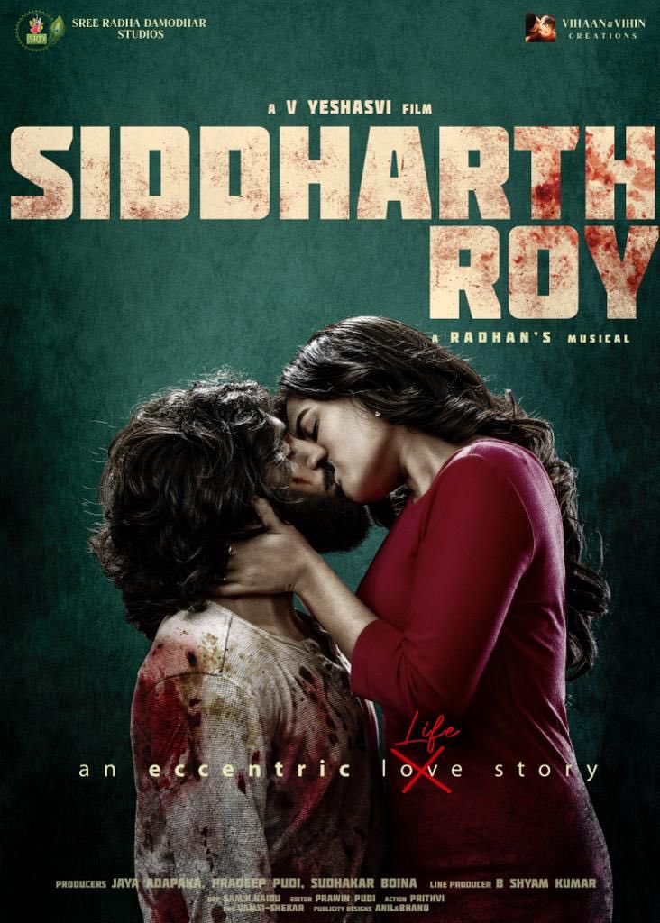 pudiharicharan's tweet photo. Title &amp; first look of #SiddharthRoy, an eccentric life story  🤩

Starring @deepaksarojhere, #TanviNegi 

Music by #Radhan 🎶 
Produced by #JayaAdapaka @pradeepvfx #SudhakarBoina💰 
Directed by #VYeshasvi 🎥 

@TheActorKalyani #BAnand #MathewVarghese https://t.co/qzVrHzDBu7