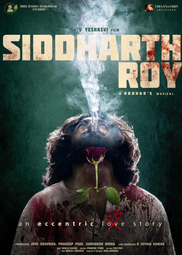 pudiharicharan's tweet photo. Title &amp; first look of #SiddharthRoy, an eccentric life story  🤩

Starring @deepaksarojhere, #TanviNegi 

Music by #Radhan 🎶 
Produced by #JayaAdapaka @pradeepvfx #SudhakarBoina💰 
Directed by #VYeshasvi 🎥 

@TheActorKalyani #BAnand #MathewVarghese https://t.co/qzVrHzDBu7