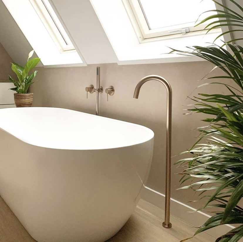 MeirAustralia's tweet photo. Sense of #luxury ~
Escape the ordinary with #Meir #Champagne
Combining #chrome with #rosegold for a premium finish, suited for your #bathroom #kitchen & #laundry
•
https://t.co/fELxPgRE0m
#MeirAustralia #bathideas #bathroomdecor #bathtaps #goldtaps #bath #style #modernbathroom https://t.co/9NLxGBQhY6
