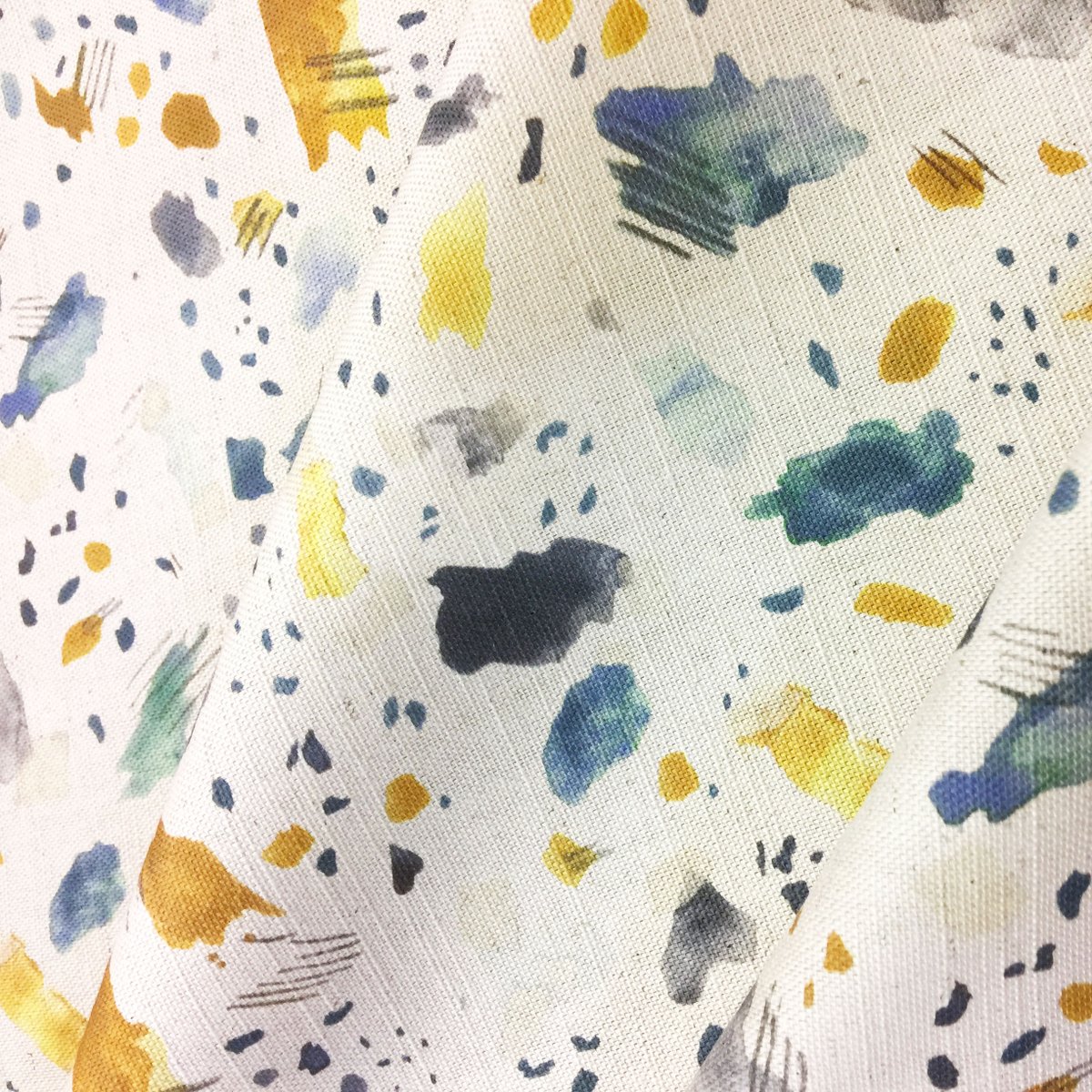 prinfab's tweet image. ⭐ The team absolutely love this colourful abstract design! The painterly textures have printed perfectly on our Natural Luxury Linen. Thank you Ella for letting us share a photo. ✨

#abstractdesign #printdesignforfabric #surfacetexture