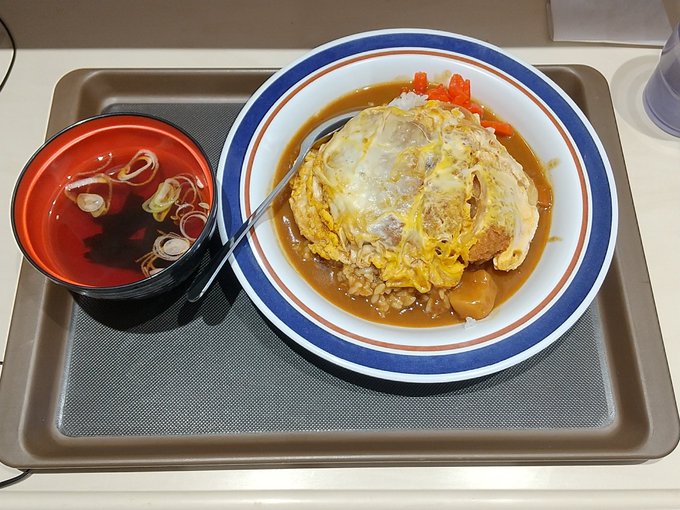金町までバスで行って、富士そばでカレーかつ丼。うん、想像を裏切らない味。美味しかった・・・けど、フツーにかつ丼でいいかな😗。スープはちょっとしょっぱくて残した。帰り、ドンキで帽子被って遊んでスナフキンになったりして帰宅。に・・・似合わないな帽子💦。 