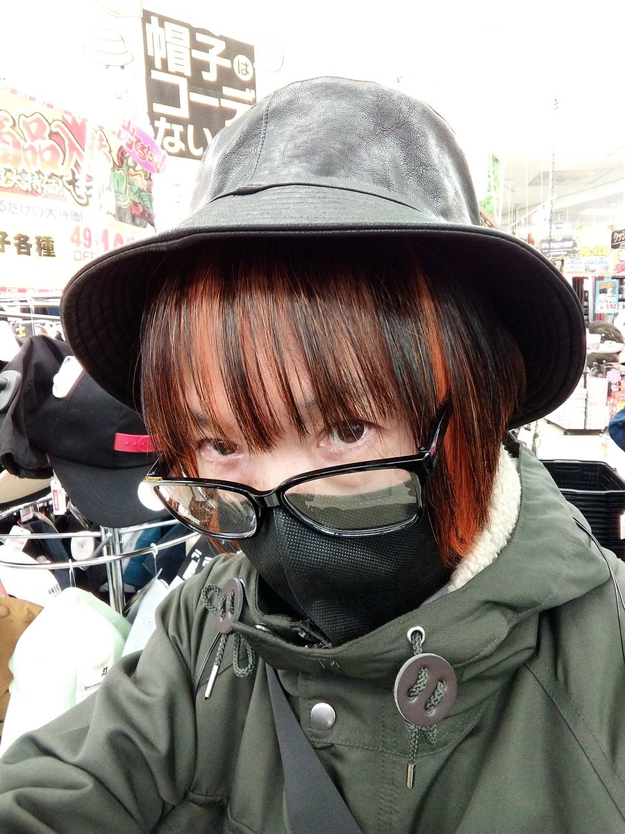 金町までバスで行って、富士そばでカレーかつ丼。うん、想像を裏切らない味。美味しかった・・・けど、フツーにかつ丼でいいかな😗。スープはちょっとしょっぱくて残した。帰り、ドンキで帽子被って遊んでスナフキンになったりして帰宅。に・・・似合わないな帽子💦。 