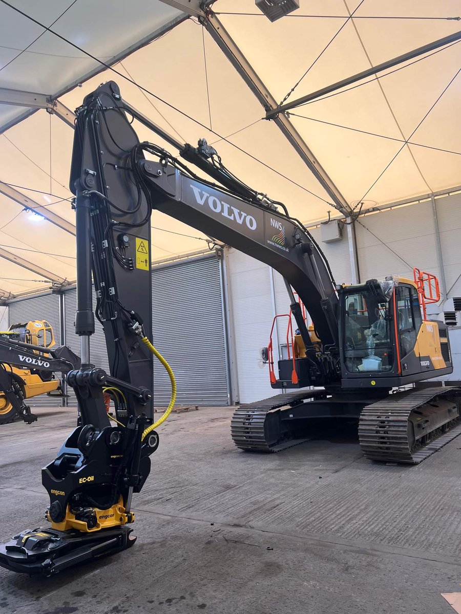 Smart new @VolvoCE_EMEA EC200E with EC226 tiltrotator supplied to @SMT_GB and fitted by our friends at @PlantHull. #Engcon #Tiltrotator #EC226 #DC2 #ECOil #Volvo #EC200E