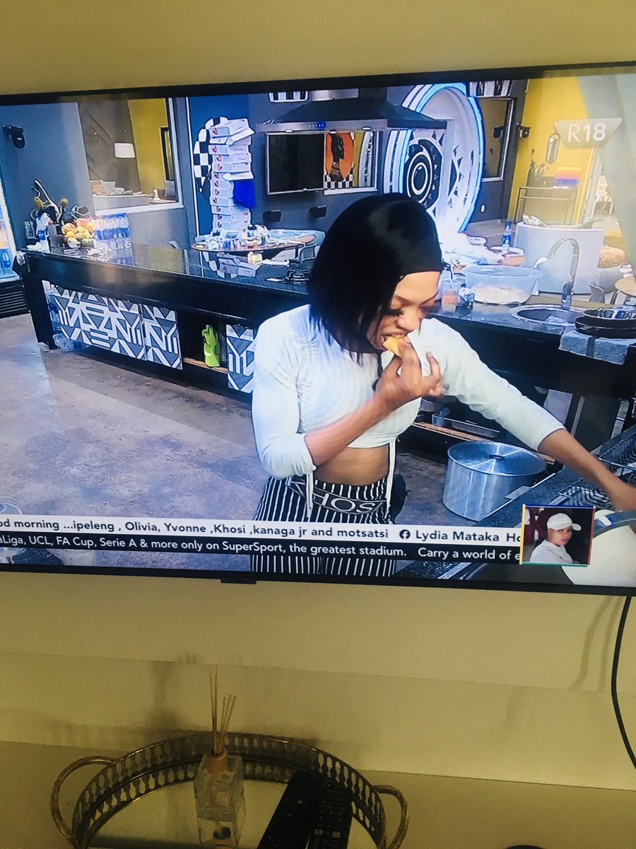 bernitamuhangu's tweet photo. Don’t mind me I like this girl n today she is busy in the kitchen today #KhosiTheKhontent #BBTitans https://t.co/4pFaWmNXqT