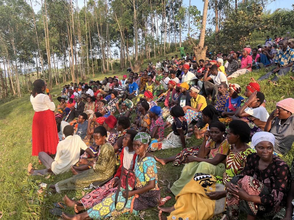 DusafWestern's tweet photo. Ejo kuwa 14/02 abanyeshuri  biga muri @UR_Huye bakomoka mu karere ka @NgororeroDistr  bifatanyije n'umurenge wa Gatumba muri gahunda yiswe "egera umuturage,umutege amatwi maze umufashe" barebera hamwe ibibazo bibugarije bafatanya kubikemura.@HabitegekoFran1 @RwandaWest @DUSAF12 https://t.co/GzRKLkWmBl