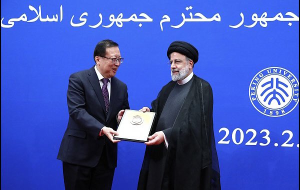 pouriazeraati's tweet photo. دانشگاه پکن به قاتل شش کلاسه دکتری افتخاری داد و استاد افتخاری اونجا هم شد.

برای چاپیدن ایران این اُسکل رو گیر آوردن

#ترکمانچای_چینی 
#مهسا_امينی‌ https://t.co/bEoU3evjKh