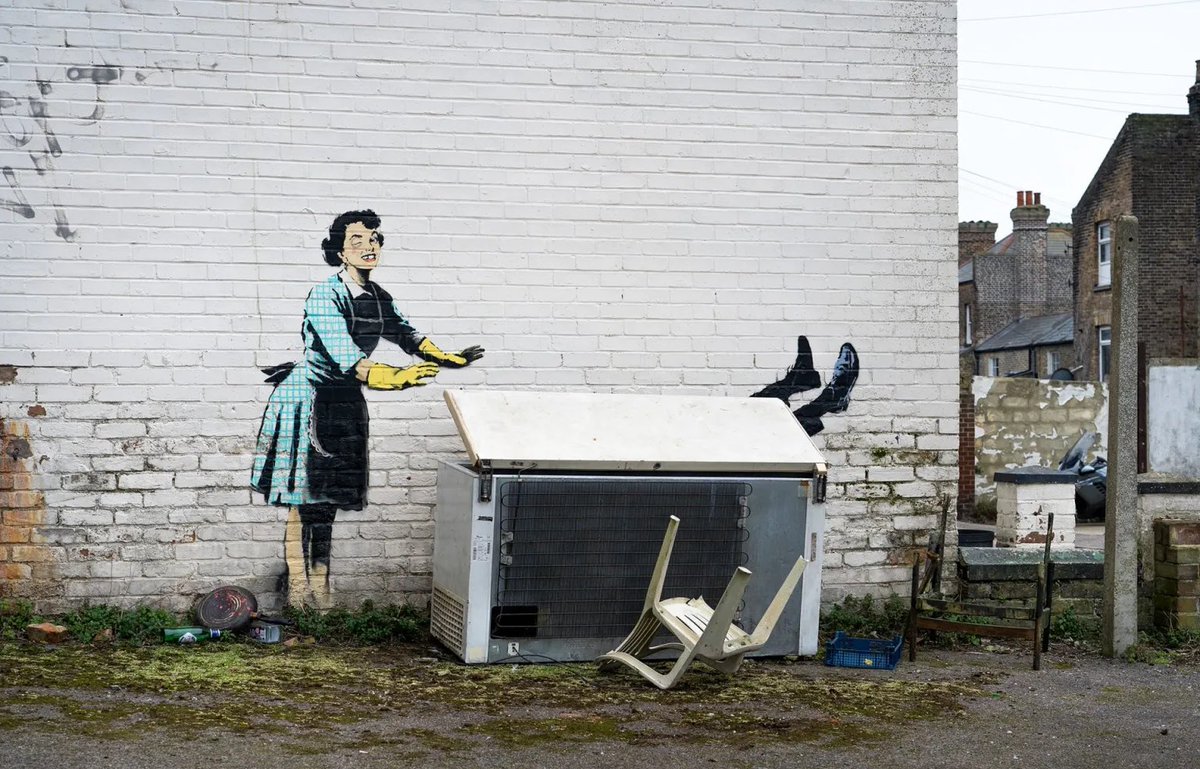 xqTTs's tweet photo. ¡Tenemos nueva pintada de Banksy, el artista callejero misterioso que hace crítica social!

La obra se llama Máscara del día de San Valentín y es una crítica a la violencia de género. 

La pintada ha aparecido en la localidad costera de Margate, al sureste de Inglaterra. https://t.co/yZ4OULa6S4