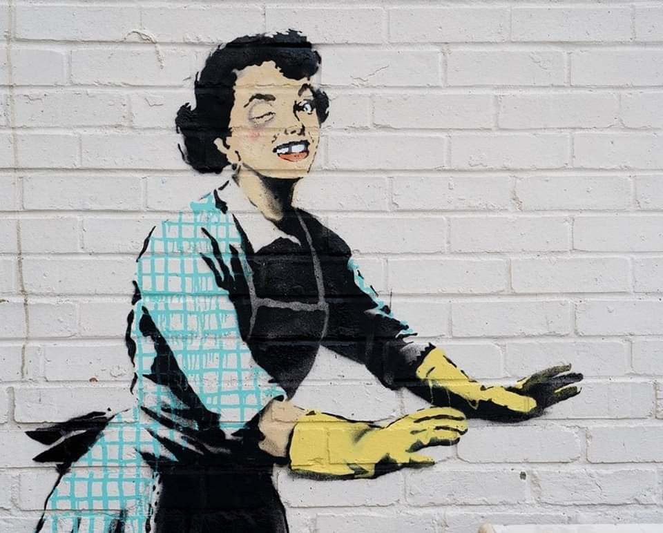 xqTTs's tweet photo. ¡Tenemos nueva pintada de Banksy, el artista callejero misterioso que hace crítica social!

La obra se llama Máscara del día de San Valentín y es una crítica a la violencia de género. 

La pintada ha aparecido en la localidad costera de Margate, al sureste de Inglaterra. https://t.co/yZ4OULa6S4