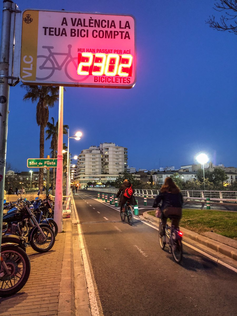 agenciabiciVLC's tweet photo. 🔸Amb baixa visibilitat➡️🚲amb llums davantera i posterior.
🔸Recomanable ús de reflectors.
🔸Recomanable peça roba,jupetí o bandes reflectores (obligatòries en via interurbana d'acord amb el Reglament General de Circulació).
📝#OrdenançaMobilitat #Art38

#ambicivlc #MobilitatVLC https://t.co/aaVAKALAlC