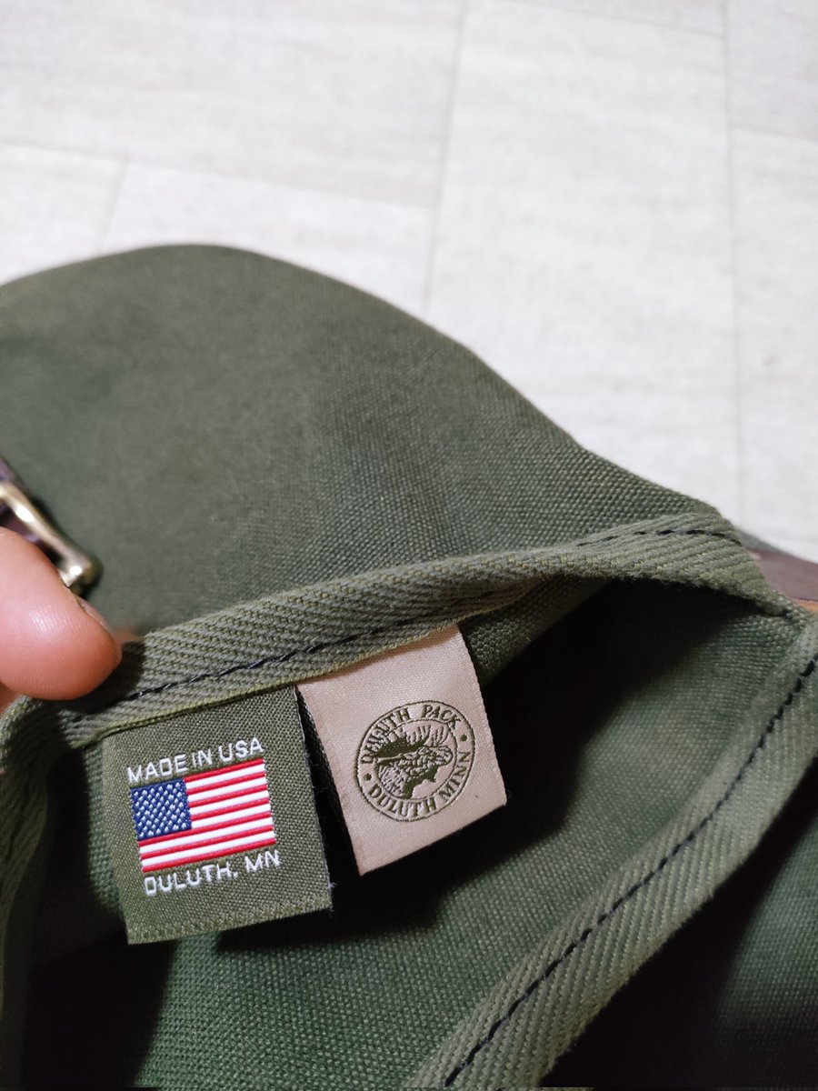 sunshibao2012's tweet photo. #アメリカ製　
#DULUTHPACK 
#ダルースパック 

[一人の職人が最初から最後まで責任を持って制作した、ハンドクラフトのショルダーバッグ。その証として、職人の名前かイニシャルがタグに書かれています]

いいですね、このサイン😊 https://t.co/E89f5XCacH