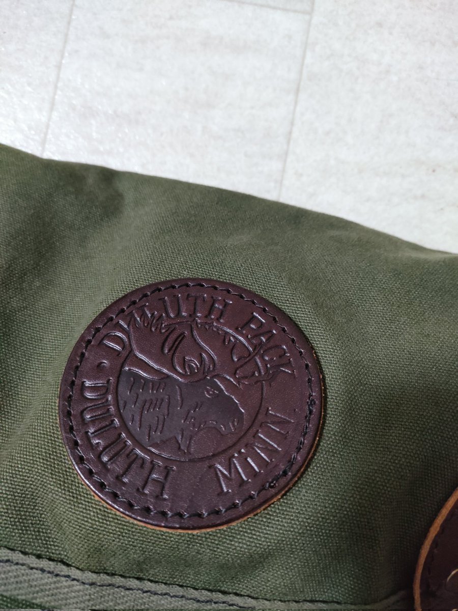 sunshibao2012's tweet photo. #アメリカ製　
#DULUTHPACK 
#ダルースパック 

[一人の職人が最初から最後まで責任を持って制作した、ハンドクラフトのショルダーバッグ。その証として、職人の名前かイニシャルがタグに書かれています]

いいですね、このサイン😊 https://t.co/E89f5XCacH