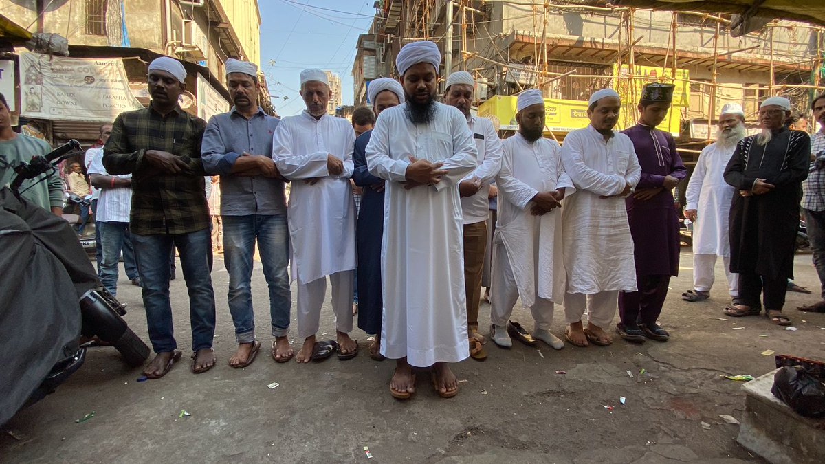 mid_day's tweet photo. #InPhotos | #MiddayNews 

Members of #RazaAcademy &amp; #Muslims perform special prayer Ghaibana Namaz e Janaza (Funeral Prayer) for the #Turkish &amp; #Syrian #Brethren outside Damar Galli Masjid, Mohammad Ali road, Mumbai 

Photos: @khanshadab1982  

#PrayersForTurkey #PrayersForSyria https://t.co/P4fOfHP8KU
