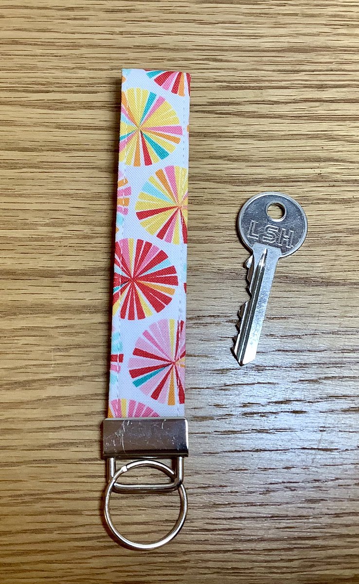 sopoppins1's tweet image. Morning #earlybiz I make smaller items too - here’s some handy #keyfobs #wristlets so useful to hold #keys #shopping trolley tokens.  #CraftBizParty #MothersDay #giftideas #elevenseshour #handmade #etsyfinds #FashionWeek 

etsy.com/uk/listing/139…