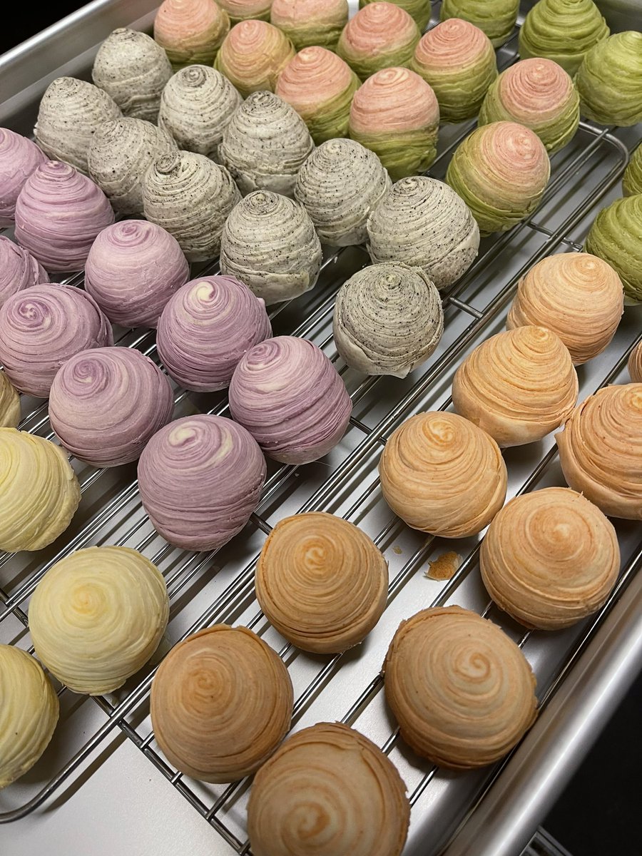 明日は木曜日ですが営業いたします！
ミニの酥が焼き上がりました。
今回は定番の紫芋、南瓜、抹茶に加えて、温州みかん、東方美人茶、さくらのお味の六色となります。
皆さまのご来店をお待ち申し上げます♪