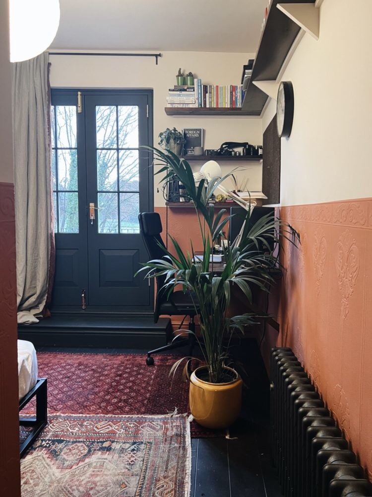 Loving this use of <a href="/AnaglyptaUK/">Anaglypta</a> nouveau dado panel, helps create such a striking and elegant contrast on the walls, particularly well highlighted by the earthy colour palette - nice work by @katewatsonsmyth