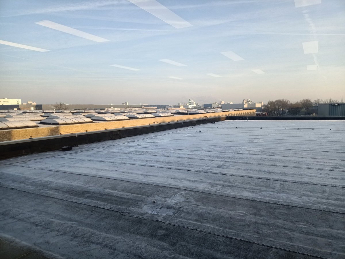 terptm's tweet image. Het uitzicht van vandaag...als ik even niet naar het scherm kijk. #Training #robotics #automatisering #asrs #WarehouseManagement