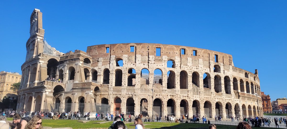 En voyage scolaire à Rome ! Des élèves au top, de super chauffeurs de bus #Bardy et deux guides ultra pédagogues pour visiter le Colisée, le Palatin et les forum romains @visiterome #EAC #latinistesforever #dgemc #droitromain #envadrouille #plusbeaumétierdumonde