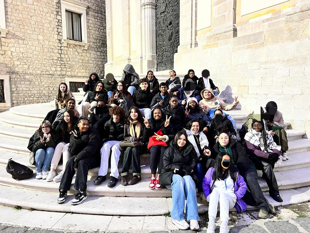 EsabacSuger's tweet photo. A la découverte du centre historique de Potenza !

Chasse au trésor avec les élèves du lycée Da Vinci Nitti

Jumelage @AcCreteil / région Basilicata #ErasmusPlus @lycee_suger https://t.co/NoqRXhQEve