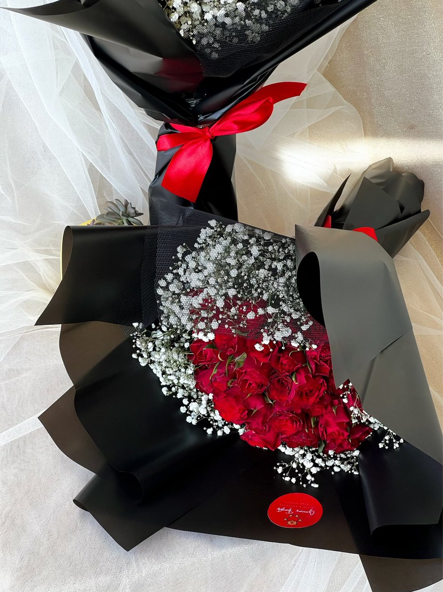 graciousthought's tweet photo. Receiving feedback on our medium red bouquets, nothing but good stuff!
We try to deliver closed bud so they stay with you for a while
Remember to change vase water and trim stems daily
DO NOT PUT SUGAR OR SOAP IN YOUR WATER, these hacks don’t work on UG roses. Trust me, we tried! https://t.co/HHzW48g4D1
