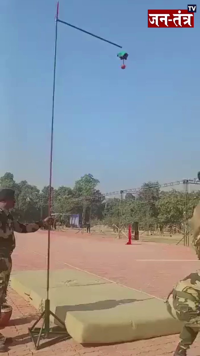 mdnewshindi's tweet image. ➡देश की रक्षा में मुस्तैद मूक प्रहरी,@BSF_India के 'फ्लाइंग मून' ने अपना ही रिकॉर्ड तोड़ते हुए 15.5 फीट की छलांग लगाई..

@rajnathsingh @DefenceMinIndia #flyingmoon #BSFDog #TrainedDog #Watch #Viral #Video #ViralVideo #jtv  | #mdnewshindi