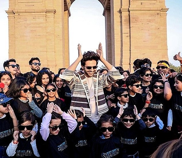 #KartikAaryan The SHEHZADA of Every generations heart and the way you love your fans litreally no one else can do dis !! 💕🥺✨ 

<a href="/TheAaryanKartik/">Kartik Aaryan</a> The most loved and Humble SUPERSTAR of B-wood for a reason !🫶🏻