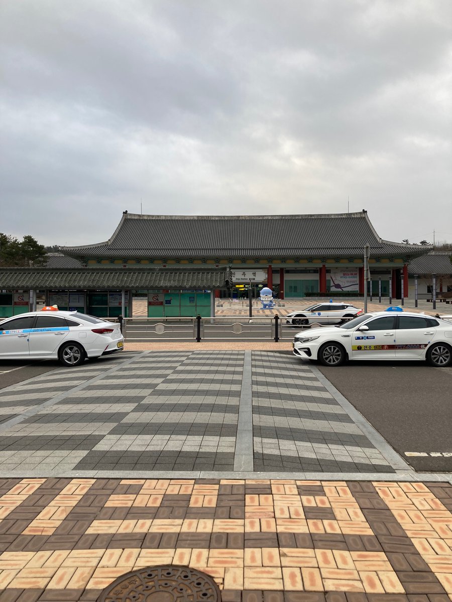 바람이 차다.
국밥 당기네