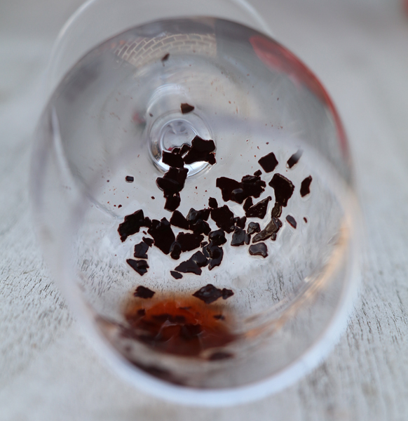 Weshalb ist Bodensatz im Wein? 🍷🤔 

📍 Mehr als einmal haben Sie wahrscheinlich schon kleine Rückstände am Boden der Flasche oder im Glas gefunden. Das Auftreten ist ganz normal. 

Das erklären wir hier: 
👉 decantalo.com/de/de/blog/wes… 

#winelovers #blog #Wein