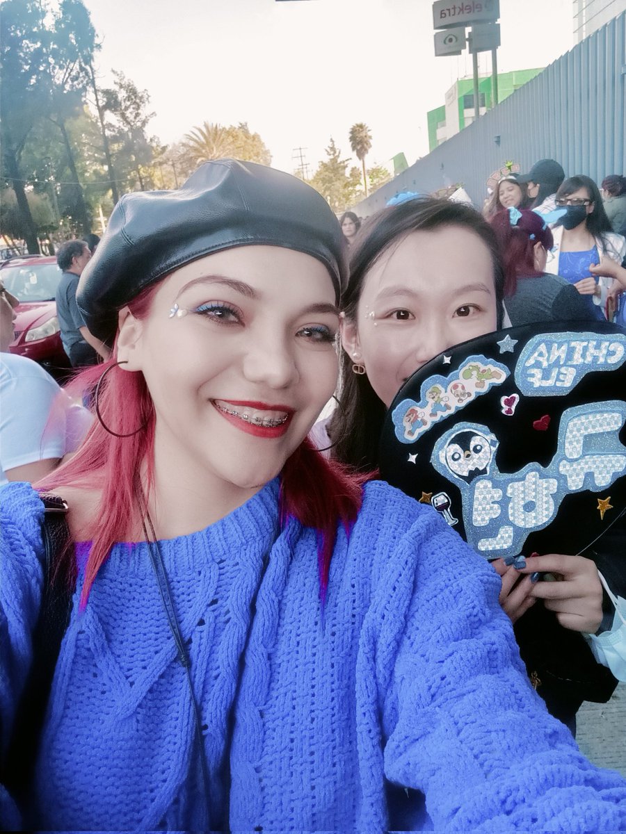gengfxn411's tweet photo. Hablé con todas las chinas que estaban en el super experience, nos pasamos los Weibo, Instagram y ellas estaban sorprendidas por dos cosas 1. Que hablara chino, 2. Que fuera fan de HanGeng. 

Les enseñé mis redes y mi galería para que vieran que no mentía y se sorprendían más ++ https://t.co/XE4uDAByHH