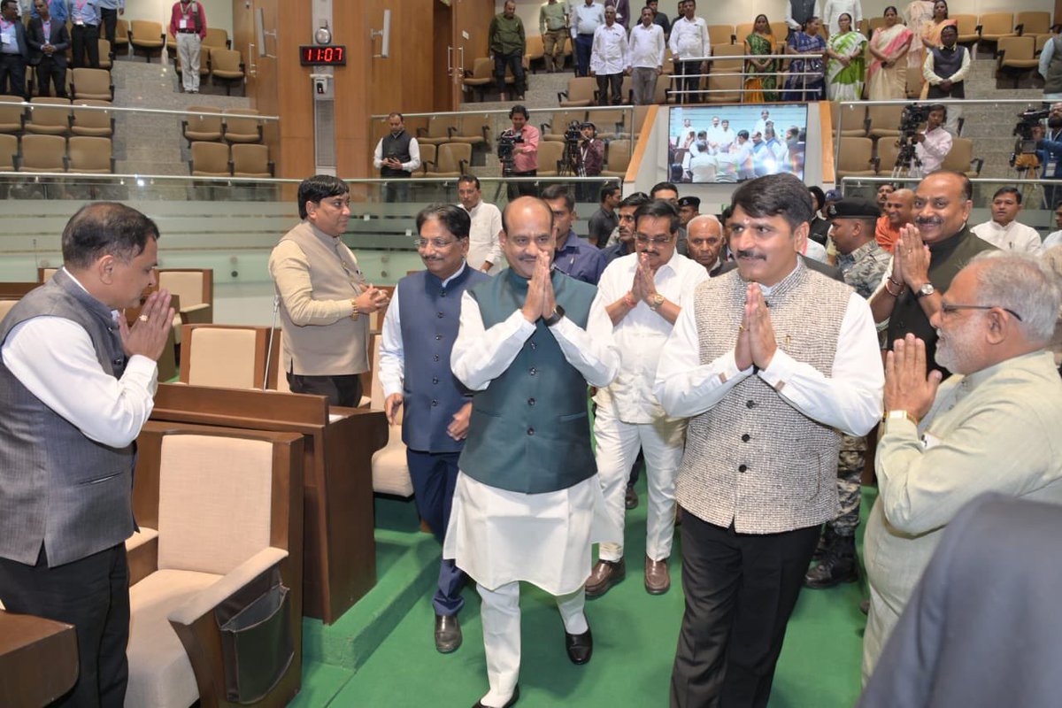 kuberdindor's tweet photo. ગુજરાત વિધાનસભાના ચૂંટાયેલા જનપ્રતિનિધિઓ માટે"સંસદીય કાર્યશાળા"ના શુભારંભ માટે લોકસભાના અધ્યક્ષ શ્રી ઓમ બિરલાજી ગુજરાત પધાર્યા, ત્યારે મુખ્યમંત્રી શ્રી @bhupendrapbjpજી,વિધાનસભાના અધ્યક્ષ શ્રી @ChaudhryShankarજી,અને સાંસદ શ્રી @CRPaatilજી દ્વારા વિધાનસભામાં સ્વાગત કરવામાં આવ્યું https://t.co/UjVUncupL7