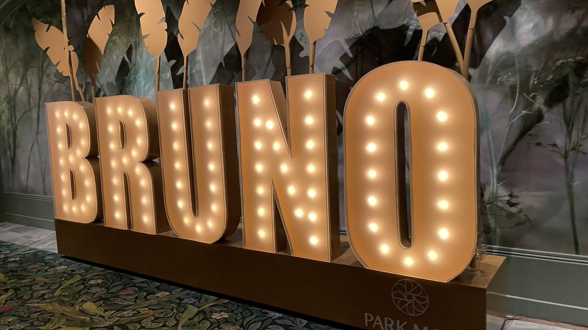 BaddieRi's tweet image. The way @BrunoMars is just so…ahhh 😩🙌🏾. *Faints* Best Valentine’s Day Ever 💋🥰🥹. #BrunoMars #HappyValentinesDay #FrontRow