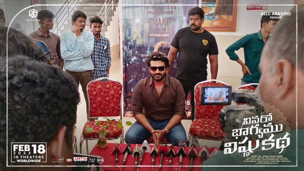 MovieFactory3's tweet image. Actor @Kiran_Abbavaram Interacted with media at Srikakulam, #VinaroBhagyamuVishnuKatha grand release on FEB 18th!✨ 

#VBVK ~ A thrilling Family Film  
#VBVKOnFeb18th 

#AlluAravind #BunnyVas @Kiran_Abbavaram 

@GA2Official @kashmira_9 @KishoreAbburu @chaitanmusic @adityamusic
