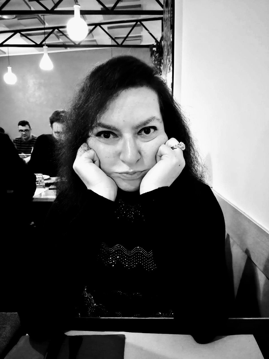 AuriCheffa79's tweet photo. Chi dice che non so fare le facce buffe??? Quella da paperina è la mia preferita 😌
#blackandwhitephotography #inbiancoenero #faccebuffe https://t.co/Xm7QYArSWy